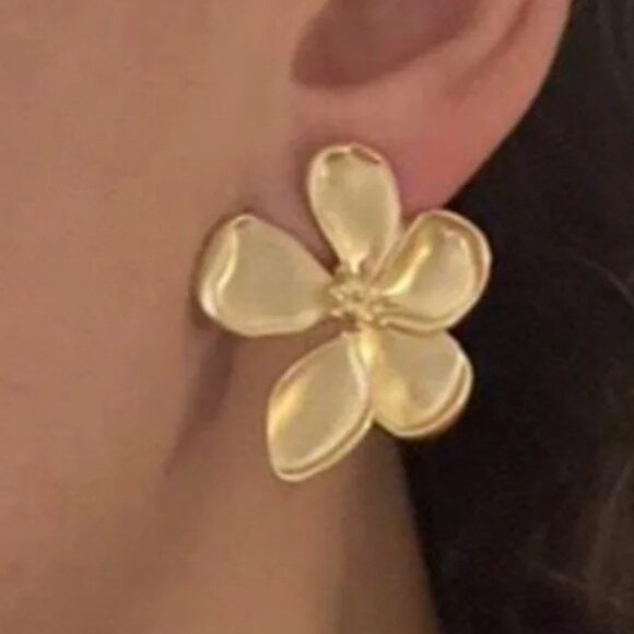 Romantic Matte Flower Earrings - Picture 7 of 9